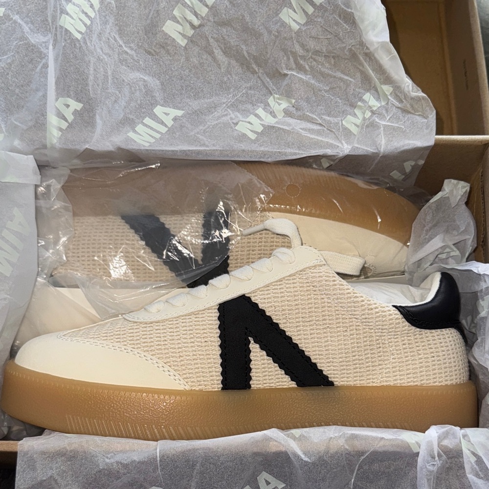NEW IN BOX MIA. Axel in Beige + Black Sneakers